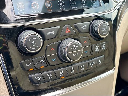 Used 2021 Jeep Grand Cherokee Limited w/ Premium Lighting Group AWD/4WD image 16