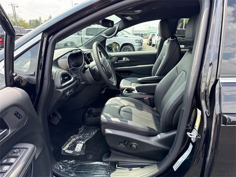 New 2025 Chrysler Pacifica Select image 10