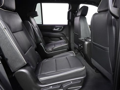 Used 2021 Chevrolet Tahoe Premier w/ Premium Package AWD/4WD image 17