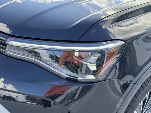 New 2025 Volkswagen Taos SE image 6