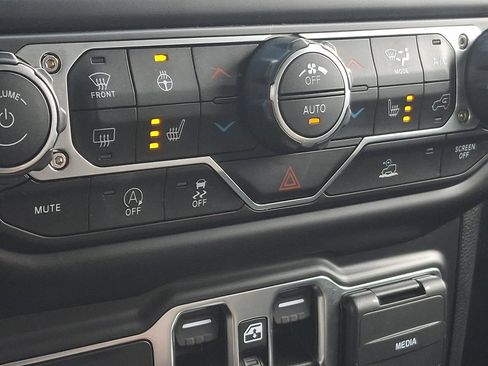 Used 2022 Jeep Wrangler Unlimited Sport image 24