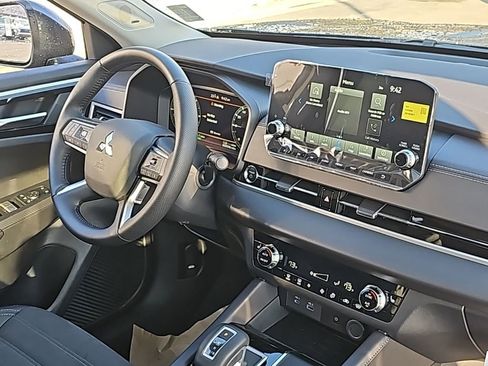 New 2025 Mitsubishi Outlander SE image 30