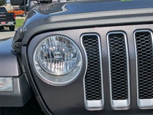Used 2018 Jeep Wrangler Unlimited Sahara AWD/4WD image 10