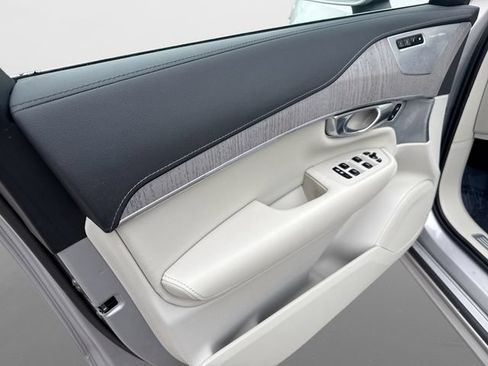 Certified 2025 Volvo XC90 T8 Ultra w/ Protection Package Premier AWD/4WD image 18