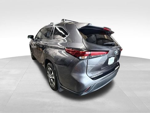 Used 2021 Toyota Highlander XLE AWD/4WD image 6