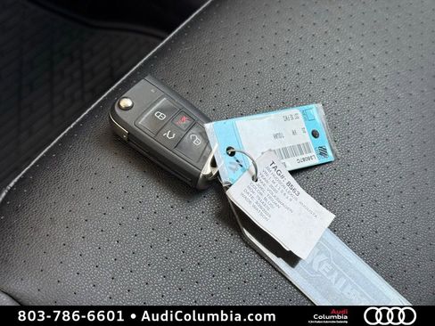 Used 2020 Volkswagen Tiguan SE FWD image 35