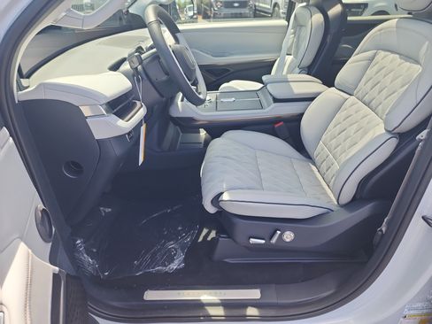 New 2026 Lincoln Navigator L Black Label AWD/4WD image 13