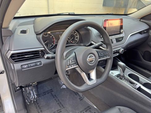 Used 2022 Nissan Altima 2.5 SV FWD image 12