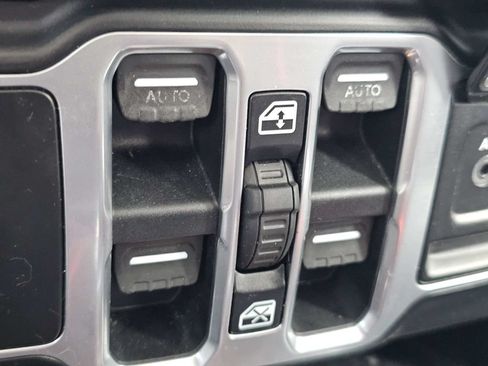 Used 2018 Jeep Wrangler Unlimited Sport S AWD/4WD image 22