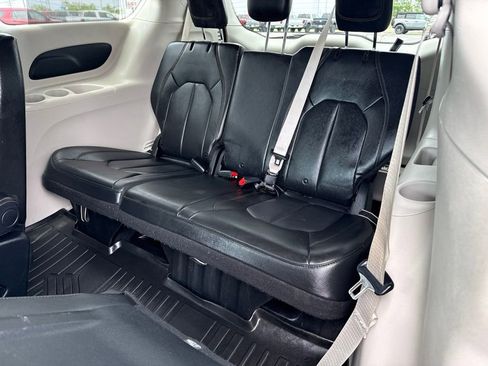 Used 2020 Chrysler Pacifica Touring-L FWD image 18