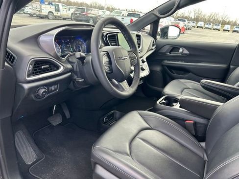 Used 2025 Chrysler Pacifica Select image 11
