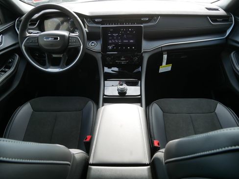 New 2025 Jeep Grand Cherokee 4WD image 9