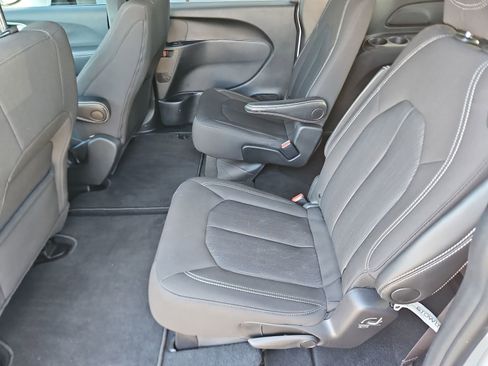 Used 2024 Chrysler Pacifica Touring image 18