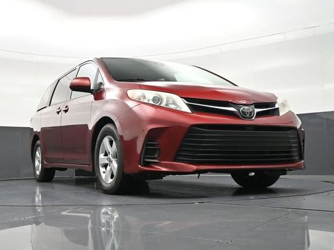 Used 2020 Toyota Sienna LE image 29