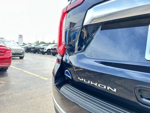 Used 2021 GMC Yukon Denali w/ Denali Premium Package AWD/4WD image 9
