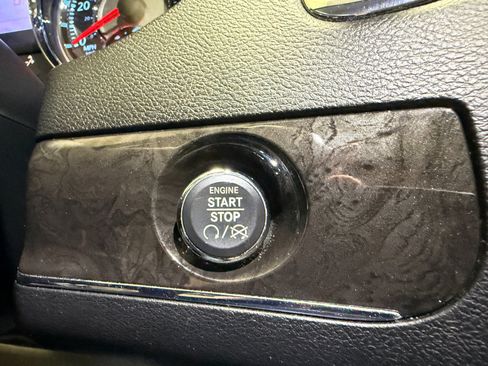 Used 2016 Chrysler Town & Country Touring-L image 41