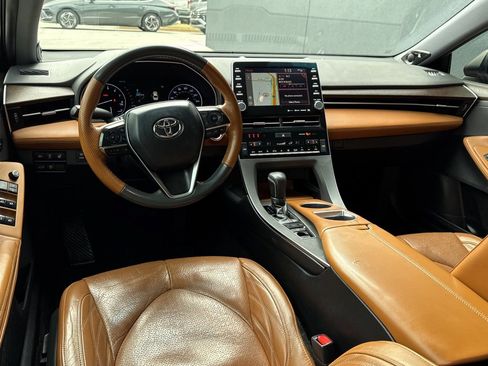 Used 2019 Toyota Avalon Limited image 2