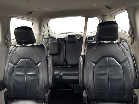 Used 2017 Chrysler Pacifica Touring-L image 17