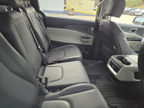 Certified 2024 Kia Carnival LX image 4