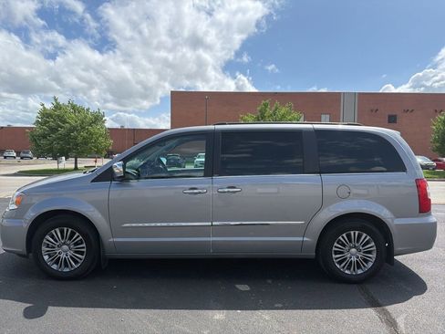 Used 2013 Chrysler Town & Country Touring-L w/ Driver Convenience Group FWD image 8