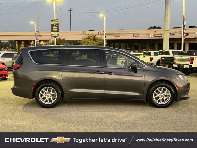 Used 2022 Chrysler Voyager LX FWD image 5