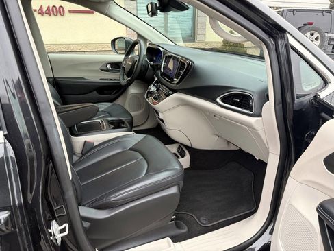 Used 2023 Chrysler Pacifica Touring-L image 7