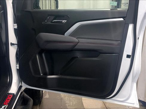 Used 2024 Chevrolet Colorado Z71 w/ Z71 Convenience Package 2 image 12