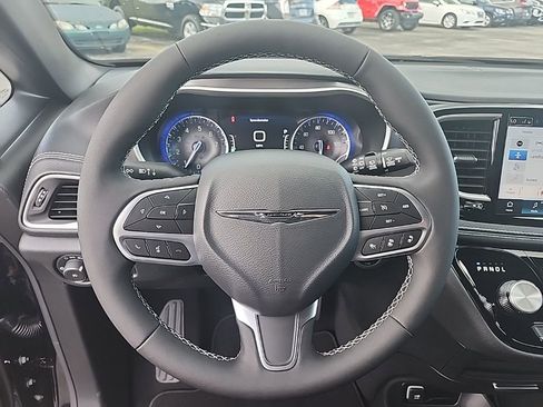 New 2026 Chrysler Pacifica Select image 4