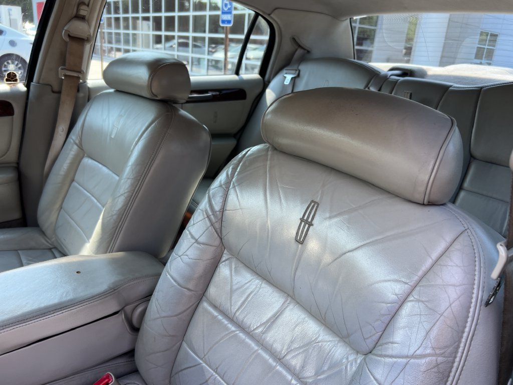 Used 1999 Lincoln Town Car Executive RWD image 9