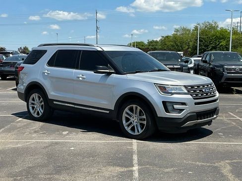 Used 2017 Ford Explorer XLT w/ Equipment Group 202A AWD/4WD image 1
