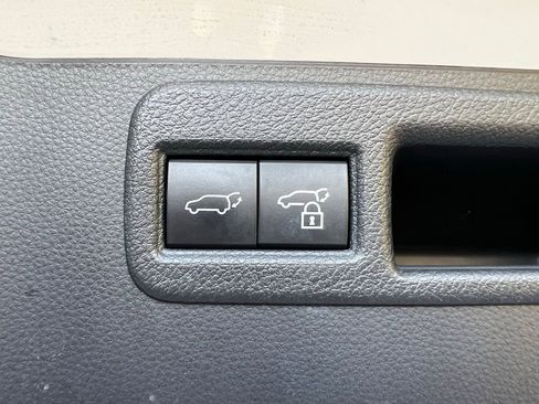 Used 2021 Toyota Venza Limited image 21