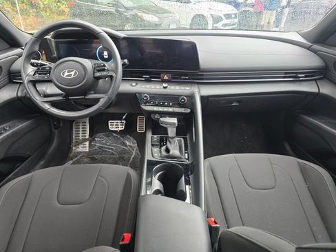 Certified 2025 Hyundai Elantra SEL FWD image 18