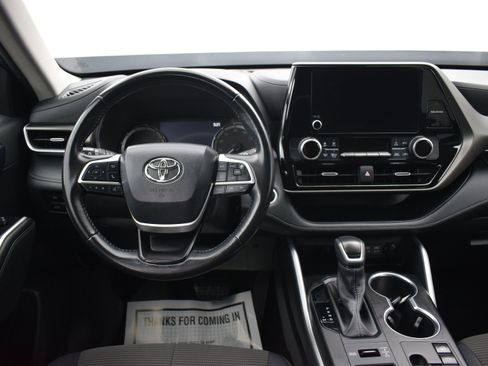 Used 2024 Toyota Highlander LE AWD/4WD image 17