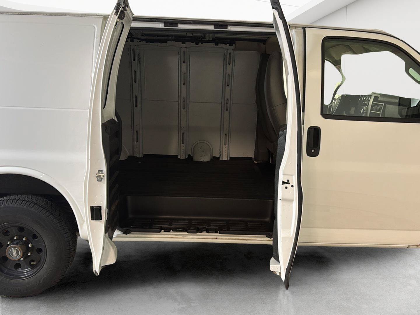 Used 2016 Chevrolet Express 2500 RWD image 17