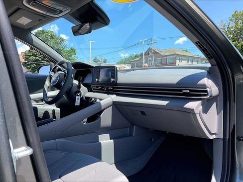 Used 2025 Hyundai Elantra SE FWD image 14