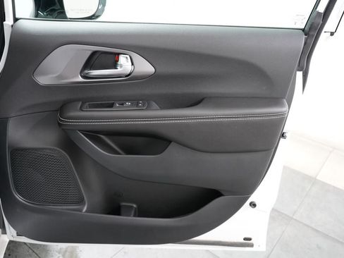 New 2026 Chrysler Pacifica Select FWD image 25