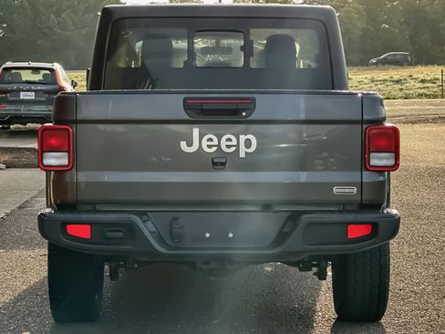Used 2023 Jeep Gladiator Overland image 4