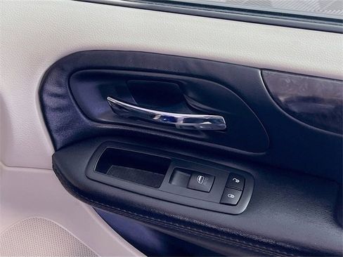 Used 2019 Dodge Grand Caravan SE w/ UConnect Hands-Free Group image 31