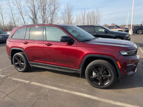 Used 2024 Jeep Grand Cherokee Limited w/ Luxury Tech Group II image 5