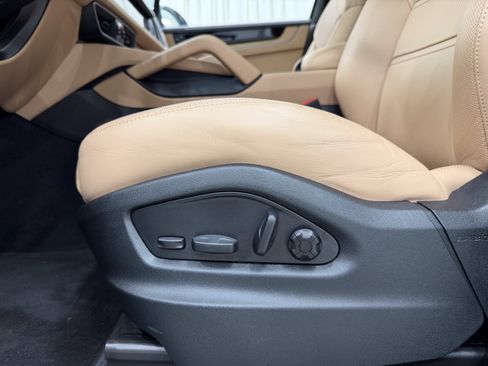 Certified 2025 Porsche Cayenne GTS AWD/4WD image 35