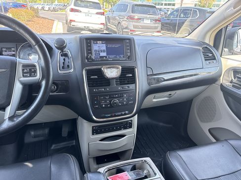 Used 2011 Chrysler Town & Country Touring-L w/ Entertainment Group #2 FWD image 28