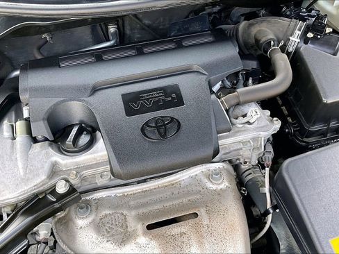 Used 2017 Toyota Camry SE w/ Moonroof Package FWD image 32