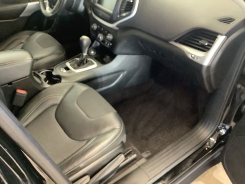 Used 2018 Jeep Cherokee Latitude Plus w/ Cold Weather Group AWD/4WD image 9
