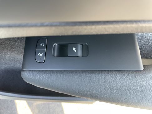 Used 2025 Volvo XC40 B5 Core image 11