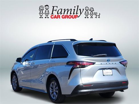 Certified 2022 Toyota Sienna LE image 3