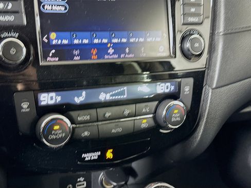 Used 2018 Nissan Rogue SV image 22