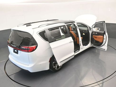 Used 2024 Chrysler Pacifica Pinnacle image 83