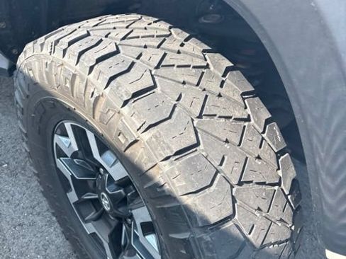 Used 2018 Toyota Tacoma TRD Off-Road AWD/4WD image 15