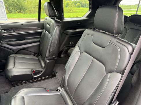 Used 2025 Jeep Grand Cherokee L Limited w/ Luxury Tech Group II AWD/4WD image 36