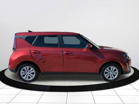 Used 2023 Kia Soul LX image 2